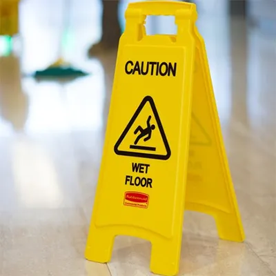 Biển báo sàn ướt chữ A Rubbermaid FG611277YEL (7)